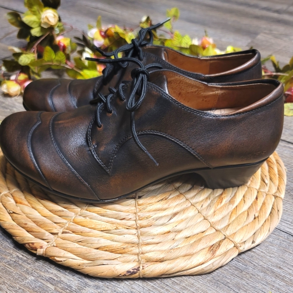 Taos Jive Leather Lace Up Oxfords Size 10